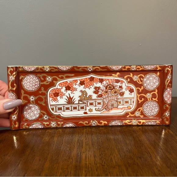 Japanese Imari ware porcelain dish with hand-painted design and gilded accents. - Picture 1 of 8